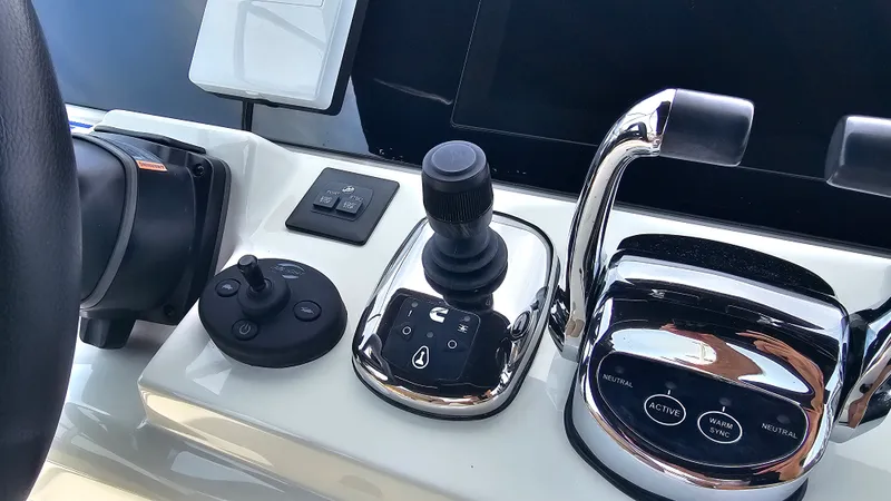 Slide: The Image of Sea Ray 400 FLY 2018 - 20