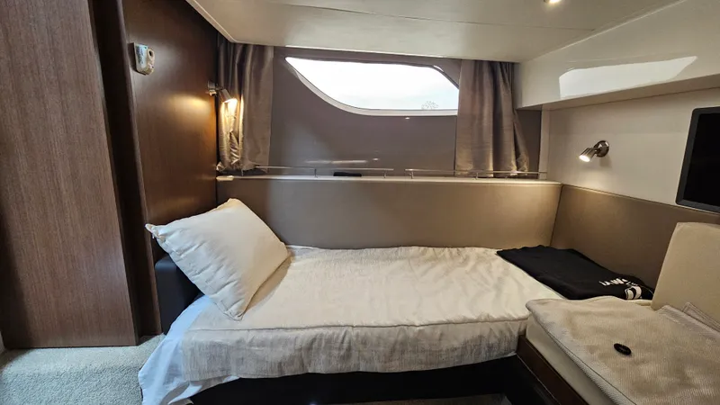 Slide: The Image of Sea Ray 400 FLY 2018 - 44