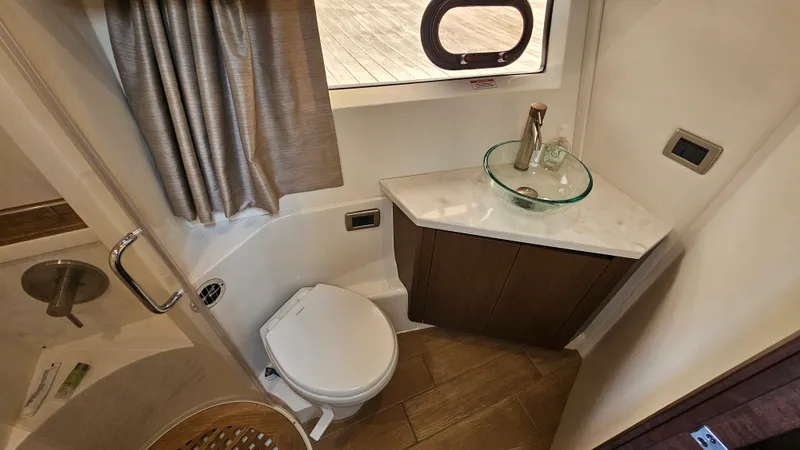 Slide: The Image of Sea Ray 400 FLY 2018 - 46