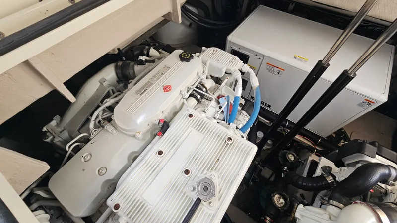 Slide: The Image of Sea Ray 400 FLY 2018 - 51