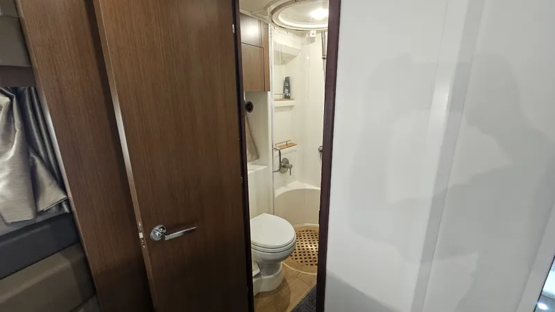 Slide: The Image of Sea Ray 400 FLY 2018 - 31