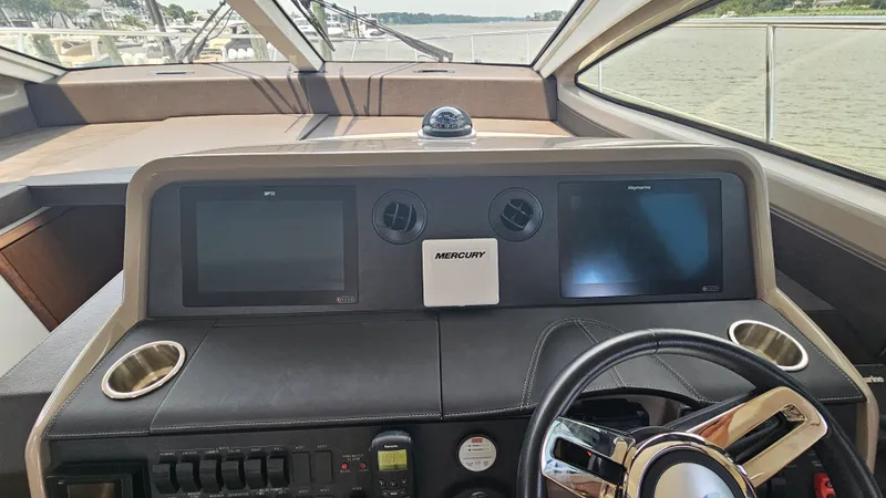 Slide: The Image of Sea Ray 400 FLY 2018 - 36