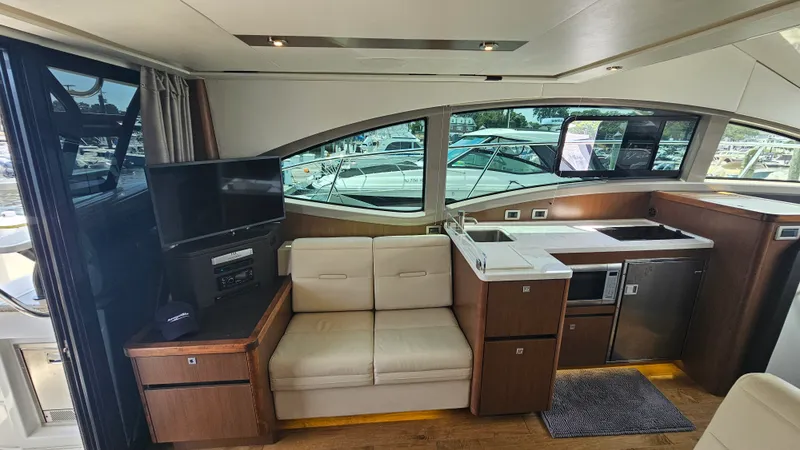 Slide: The Image of Sea Ray 400 FLY 2018 - 29