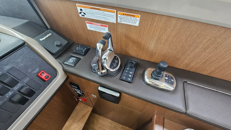 Slide: The Image of Sea Ray 400 FLY 2018 - 35