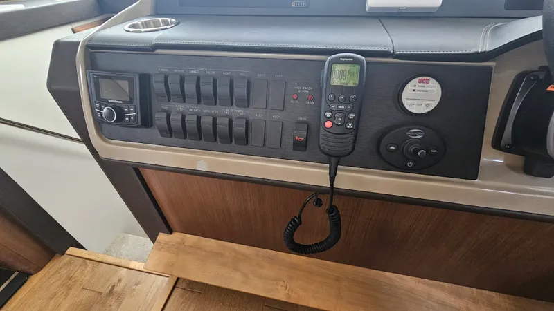 Slide: The Image of Sea Ray 400 FLY 2018 - 37