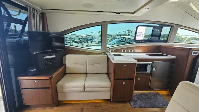 Slide: The Image of Sea Ray 400 FLY 2018 - 28