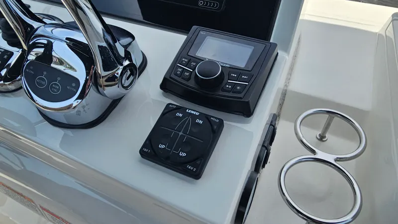 Slide: The Image of Sea Ray 400 FLY 2018 - 22