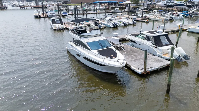 Slide: The Image of Sea Ray 400 FLY 2018 - 8