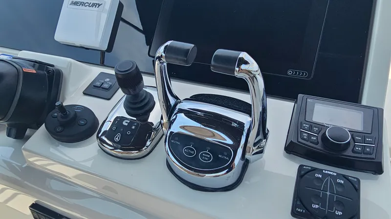 Slide: The Image of Sea Ray 400 FLY 2018 - 19