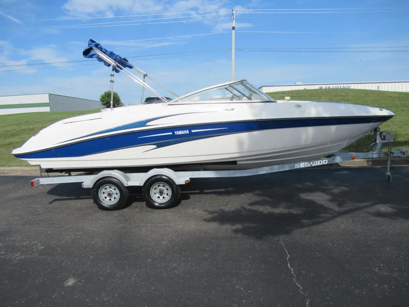 Slide: The Image of 2004 Yamaha Boats SX230 on trailer, side view. - 4