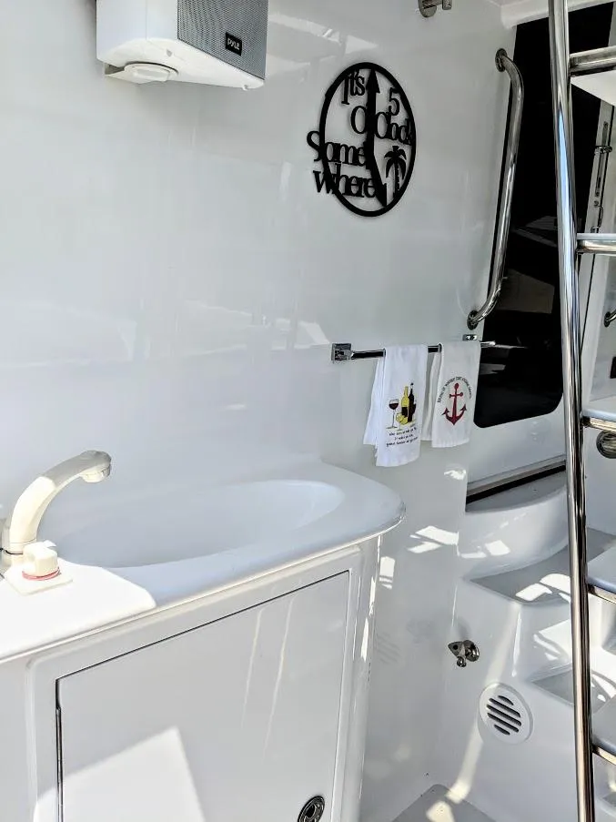 Slide: The Image of Jutson 46 LRC 2000 yacht with sink and towel holder. - 14