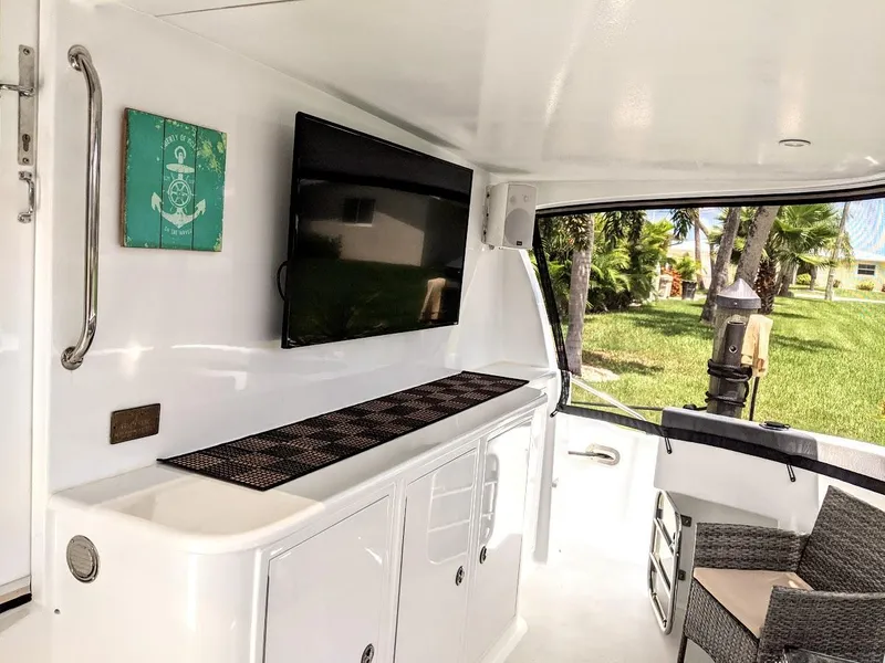 Slide: The Image of Jutson 46 LRC 2000 yacht interior with TV and seating area. - 15