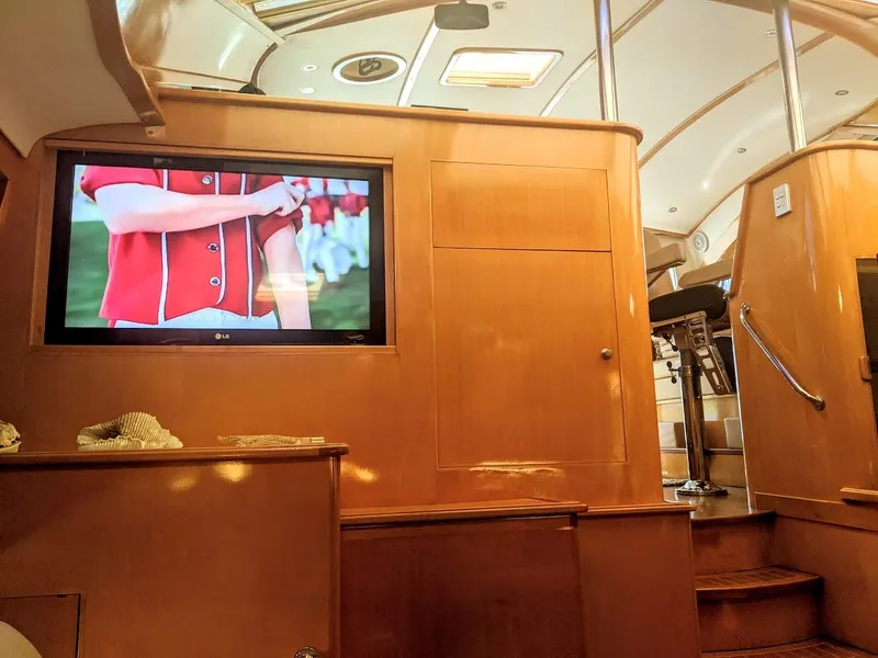 Slide: The Image of Interior of a 2000 Jutson 46 LRC yacht with TV. - 45