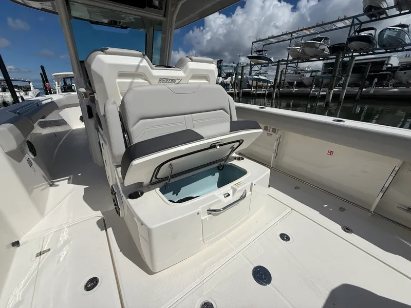 Slide: The Image of Boston Whaler 330 Outrage 2026 - 25
