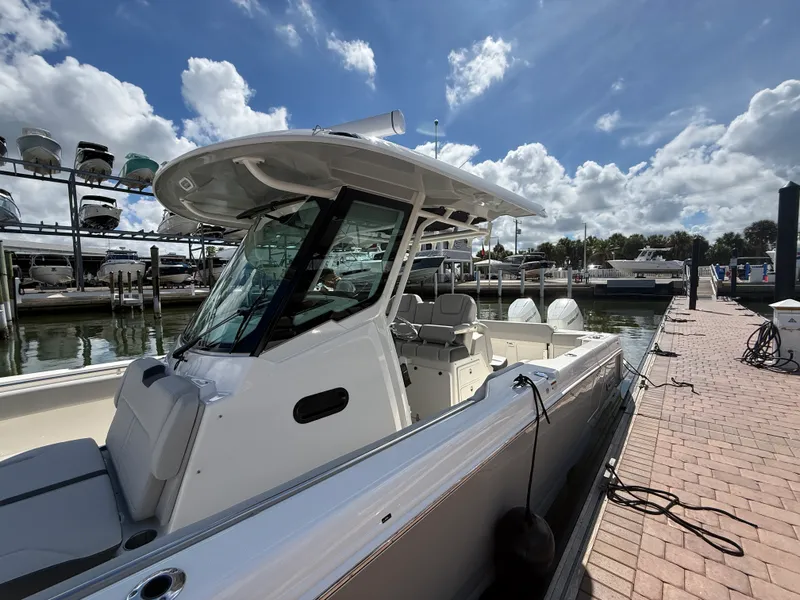 Slide: The Image of Boston Whaler 330 Outrage 2026 - 33