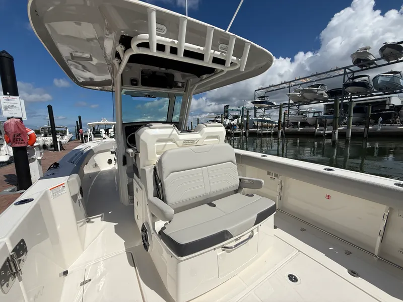 Slide: The Image of Boston Whaler 330 Outrage 2026 - 23