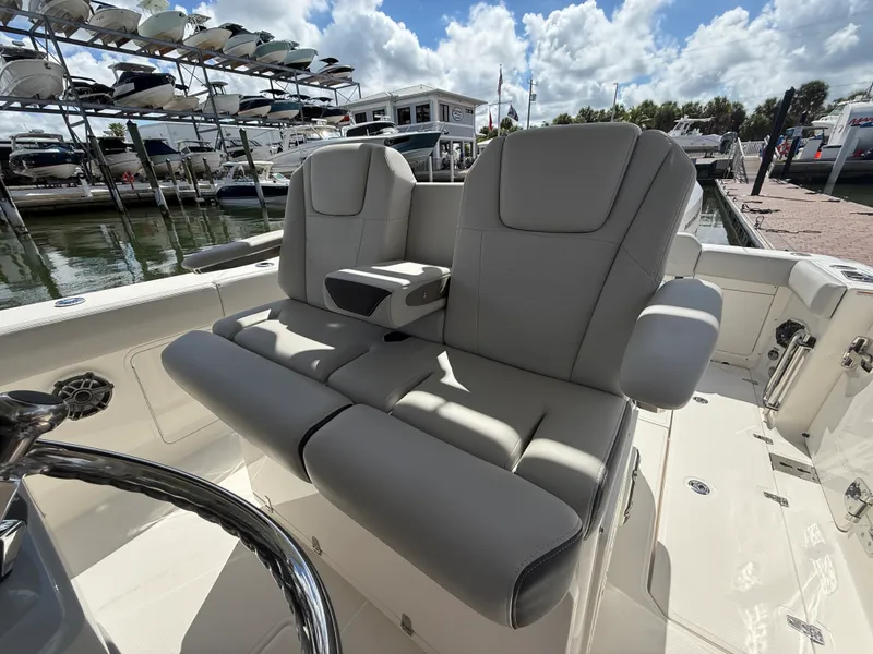 Slide: The Image of Boston Whaler 330 Outrage 2026 - 17