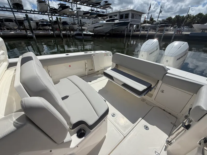 Slide: The Image of Boston Whaler 330 Outrage 2026 - 28