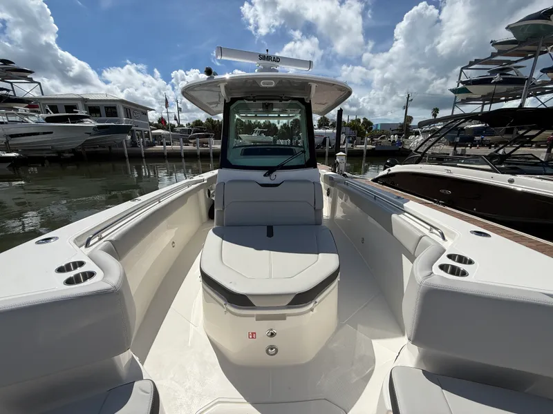 Slide: The Image of Boston Whaler 330 Outrage 2026 - 10