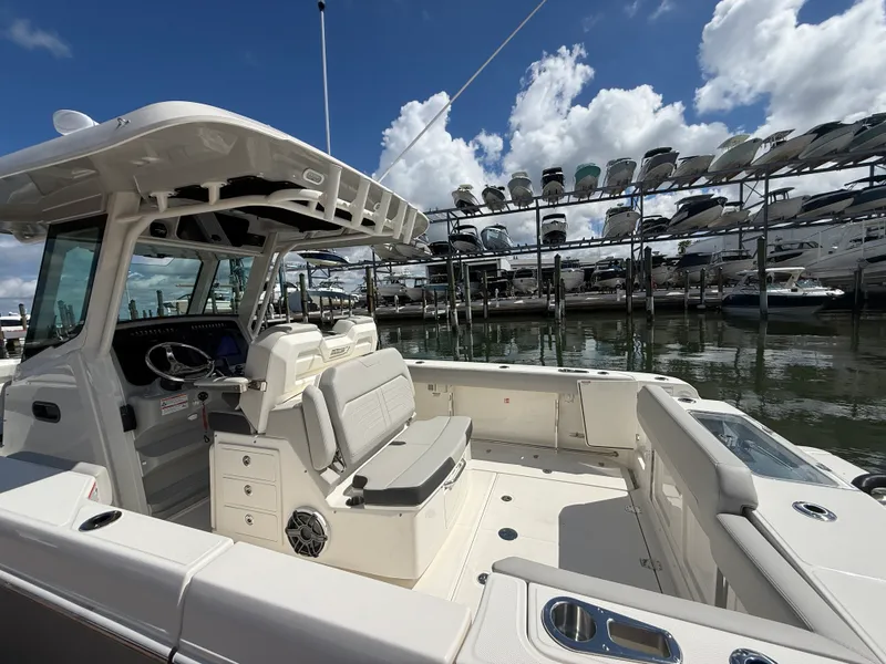 Slide: The Image of Boston Whaler 330 Outrage 2026 - 31