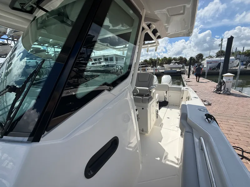 Slide: The Image of Boston Whaler 330 Outrage 2026 - 15