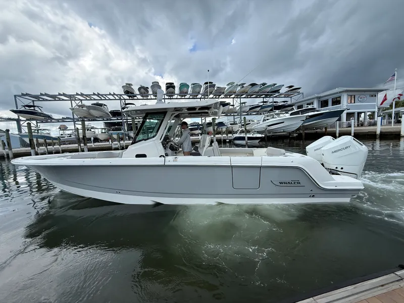 Slide: The Image of Boston Whaler 330 Outrage 2026 - 5