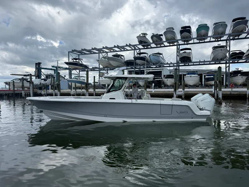 Slide: The Image of Boston Whaler 330 Outrage 2026 - 3