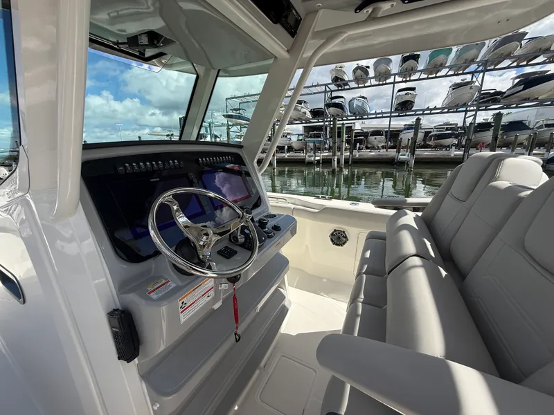 Slide: The Image of Boston Whaler 330 Outrage 2026 - 16