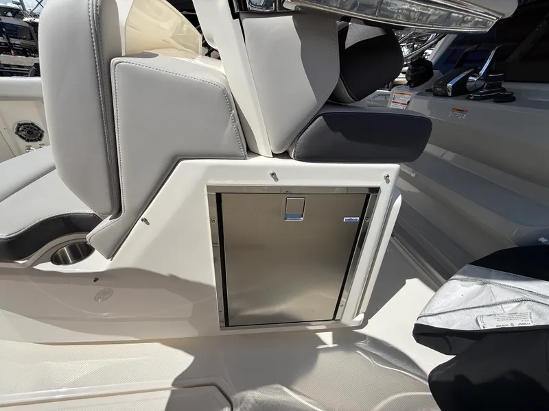 Slide: The Image of Boston Whaler 330 Outrage 2026 - 21