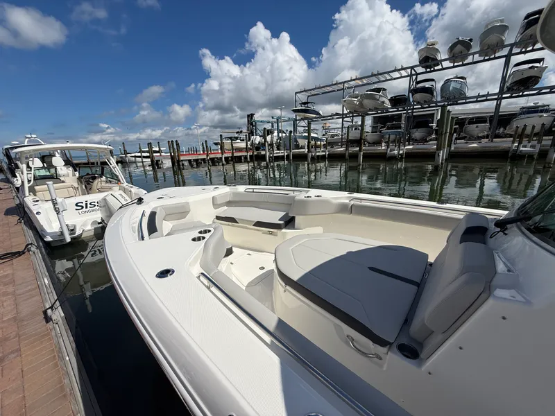 Slide: The Image of Boston Whaler 330 Outrage 2026 - 32