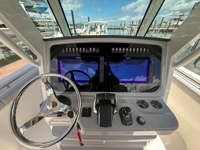 Slide: The Image of Boston Whaler 330 Outrage 2026 - 20