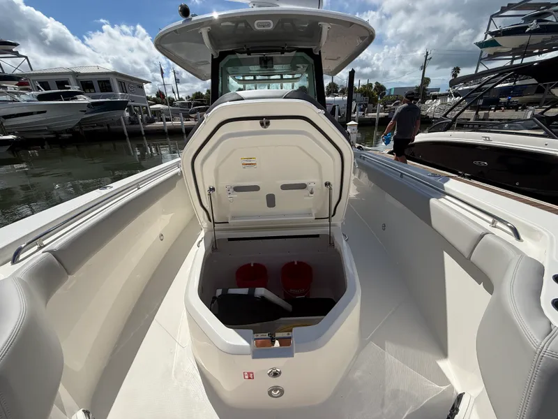 Slide: The Image of Boston Whaler 330 Outrage 2026 - 14