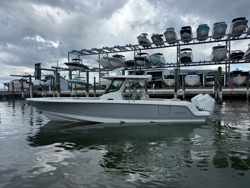 Slide: The Image of Boston Whaler 330 Outrage 2026 - 4