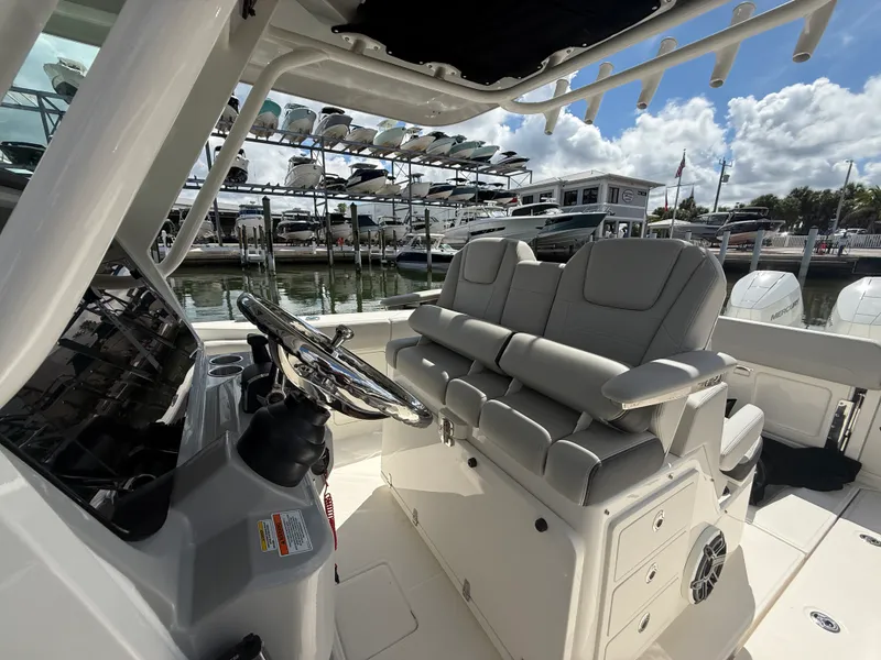 Slide: The Image of Boston Whaler 330 Outrage 2026 - 18