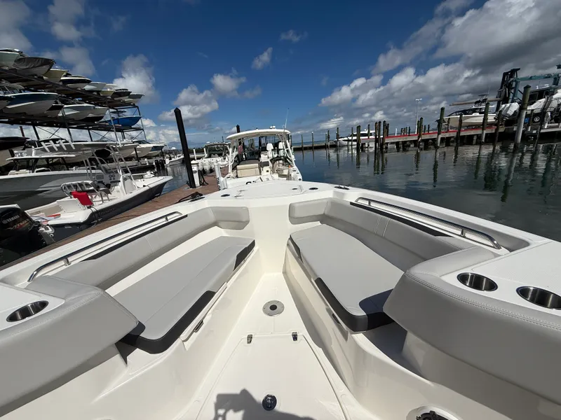 Slide: The Image of Boston Whaler 330 Outrage 2026 - 7