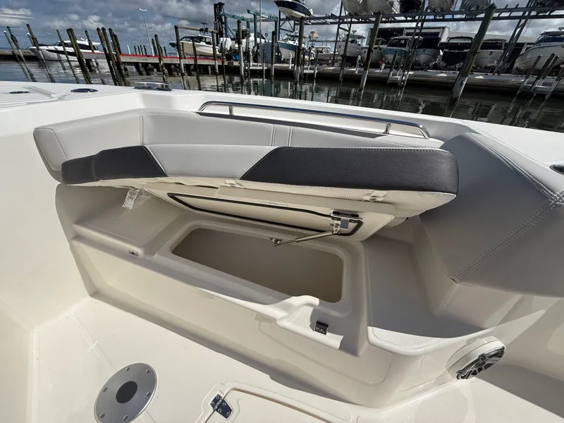 Slide: The Image of Boston Whaler 330 Outrage 2026 - 12
