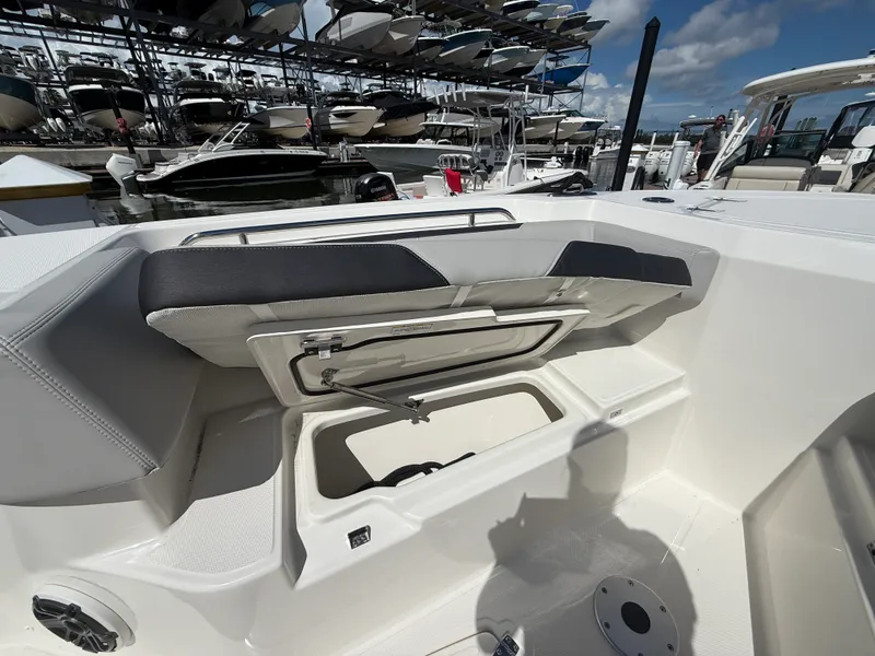 Slide: The Image of Boston Whaler 330 Outrage 2026 - 13