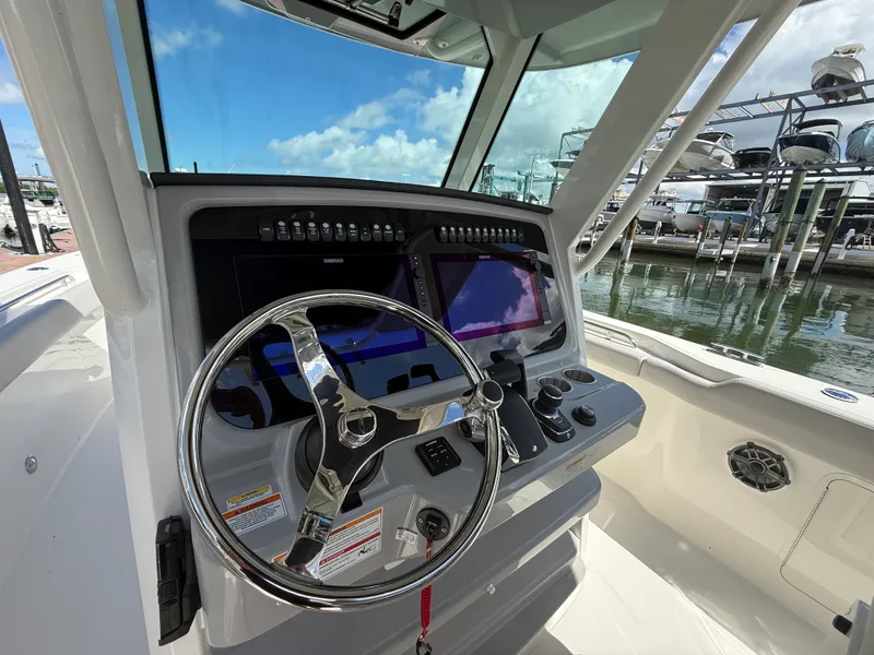 Slide: The Image of Boston Whaler 330 Outrage 2026 - 19