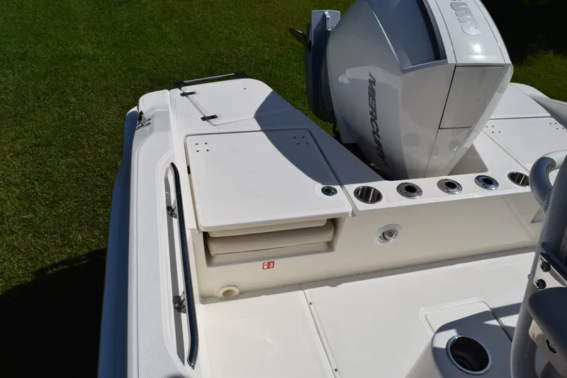 Slide: The Image of Boston Whaler 220 Dauntless 2027 - 4
