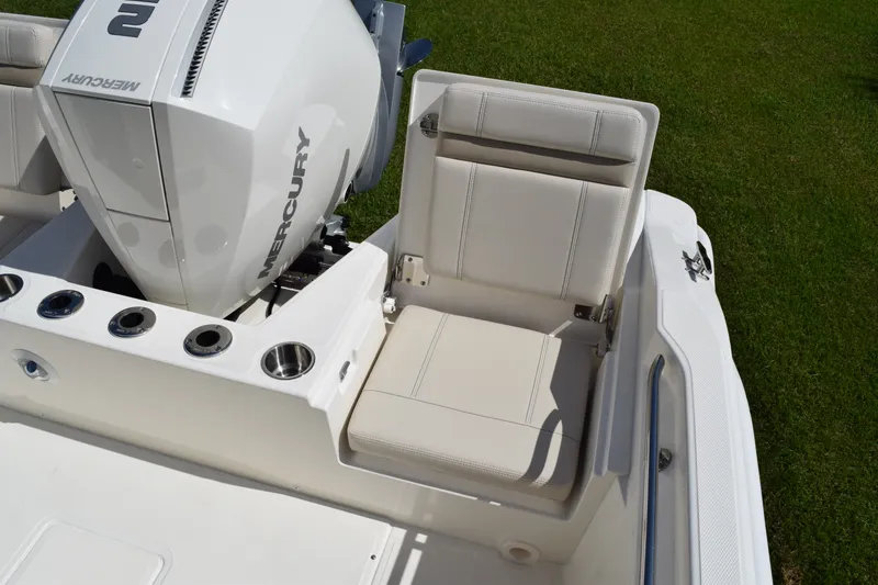 Slide: The Image of Boston Whaler 220 Dauntless 2027 - 6