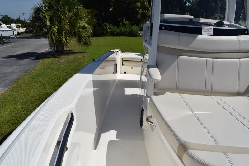 Slide: The Image of Boston Whaler 220 Dauntless 2027 - 15