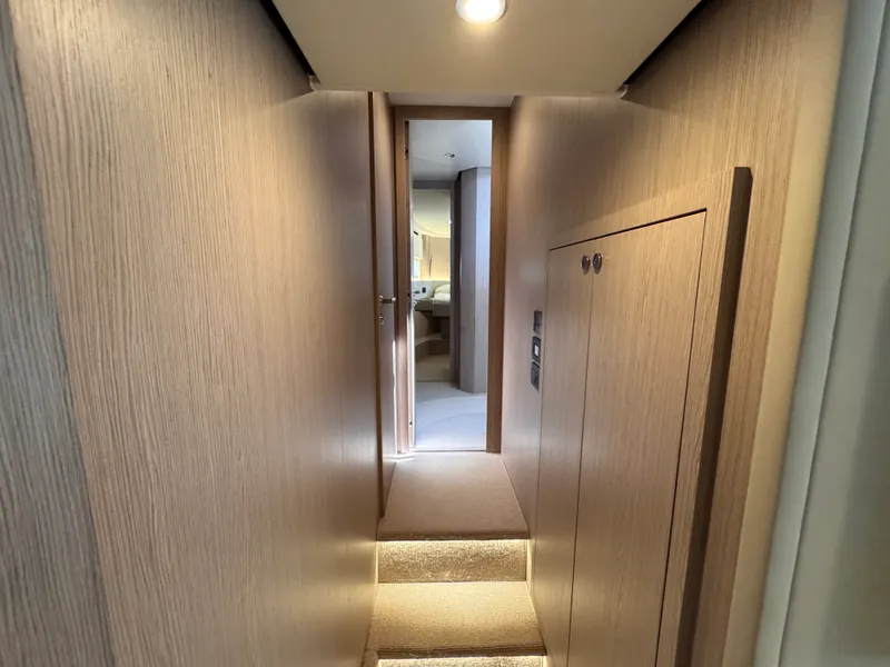 Slide: The Image of Azimut 53 FLY 2025 - 32