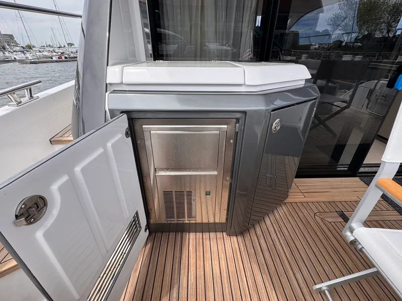 Slide: The Image of Azimut 53 FLY 2025 - 8