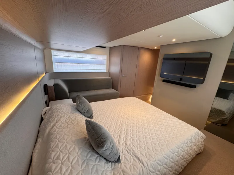 Slide: The Image of Azimut 53 FLY 2025 - 28