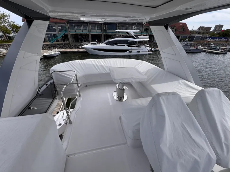 Slide: The Image of Azimut 53 FLY 2025 - 18