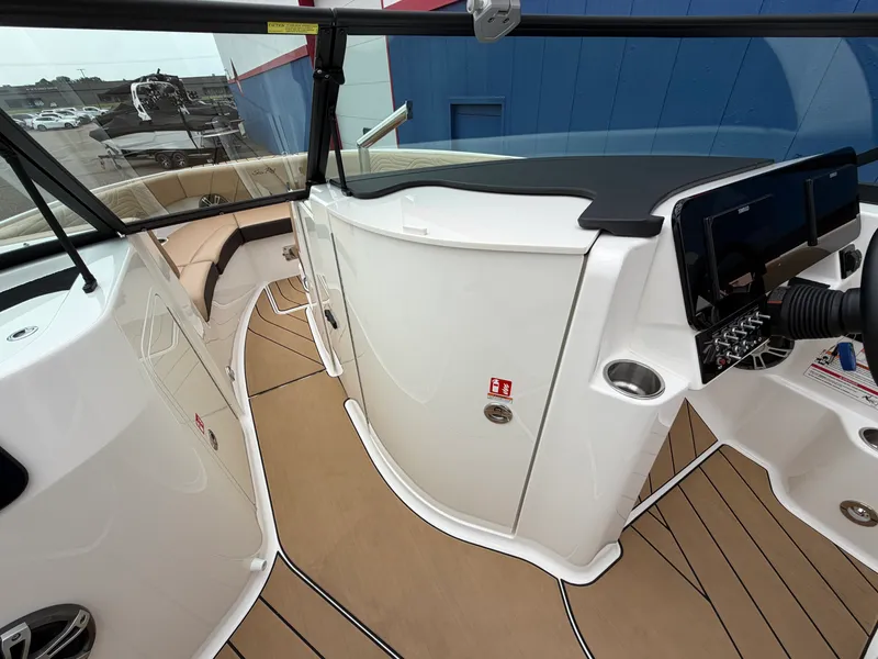 Slide: The Image of Sea Ray SDX 250 Surf 2025 - 31