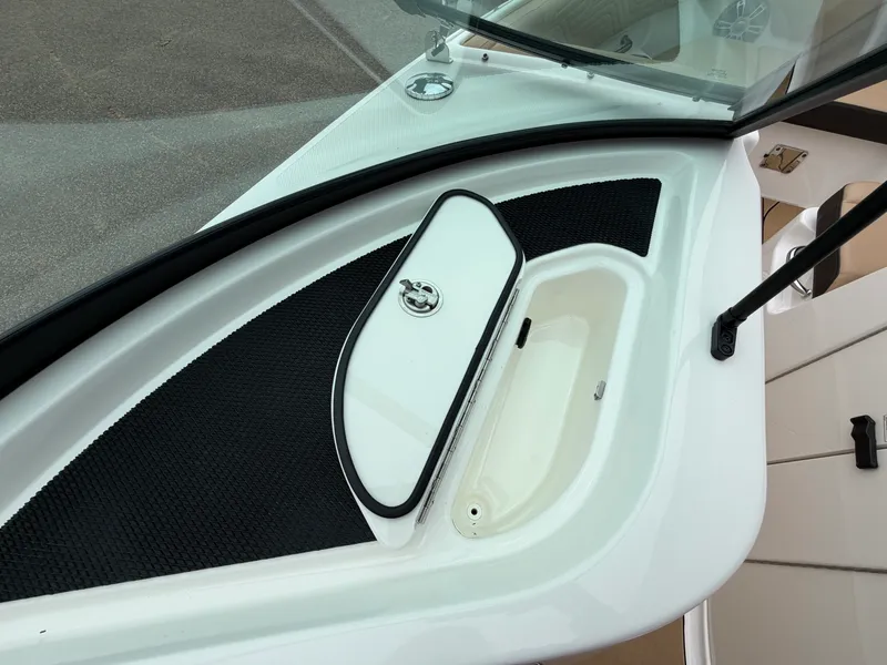 Slide: The Image of Sea Ray SDX 250 Surf 2025 - 29