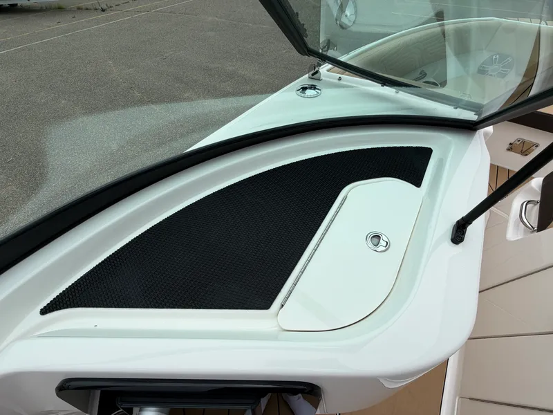 Slide: The Image of Sea Ray SDX 250 Surf 2025 - 28