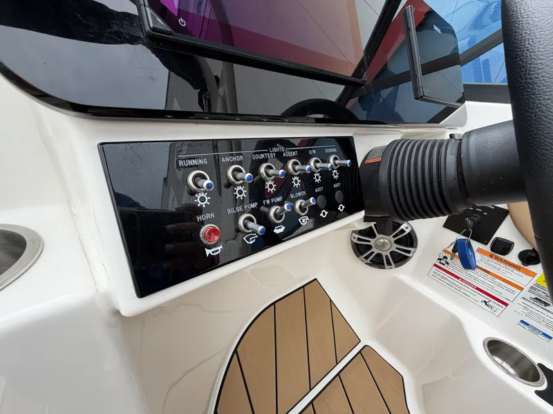 Slide: The Image of Sea Ray SDX 250 Surf 2025 - 38