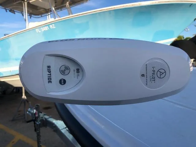 Slide: The Image of Piranha Alem F2000 2022 boat with Riptide i-Pilot control. - 24